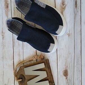 Muk Luks Kyle navy blue slip on sneakers with plaid accents NWOT